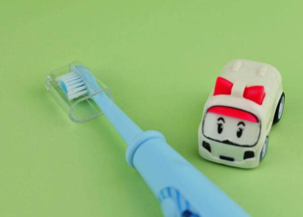兒童用電動牙刷和普通牙刷哪個好？選用兒童電動牙刷的三大優(yōu)勢