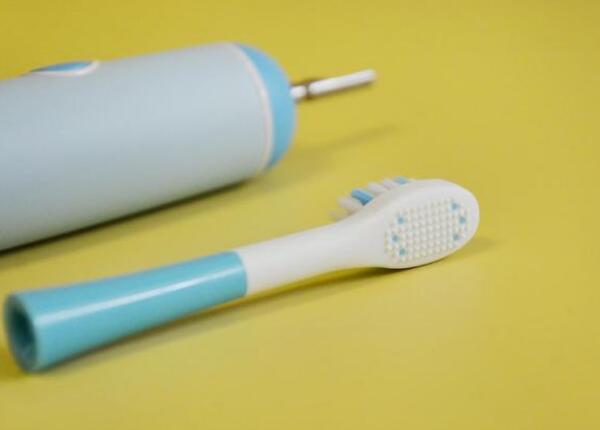 兩歲寶寶怎么用電動(dòng)牙刷？兩歲寶寶正確使用電動(dòng)牙刷要點(diǎn)