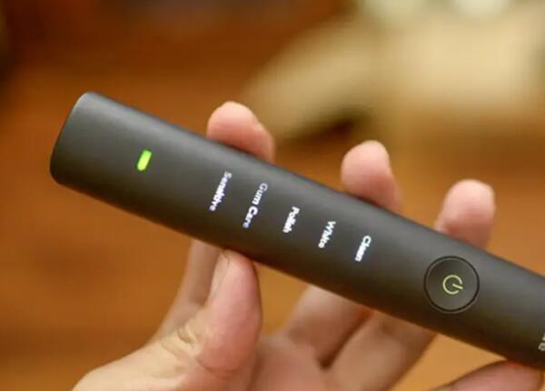 初次使用電動牙刷充電